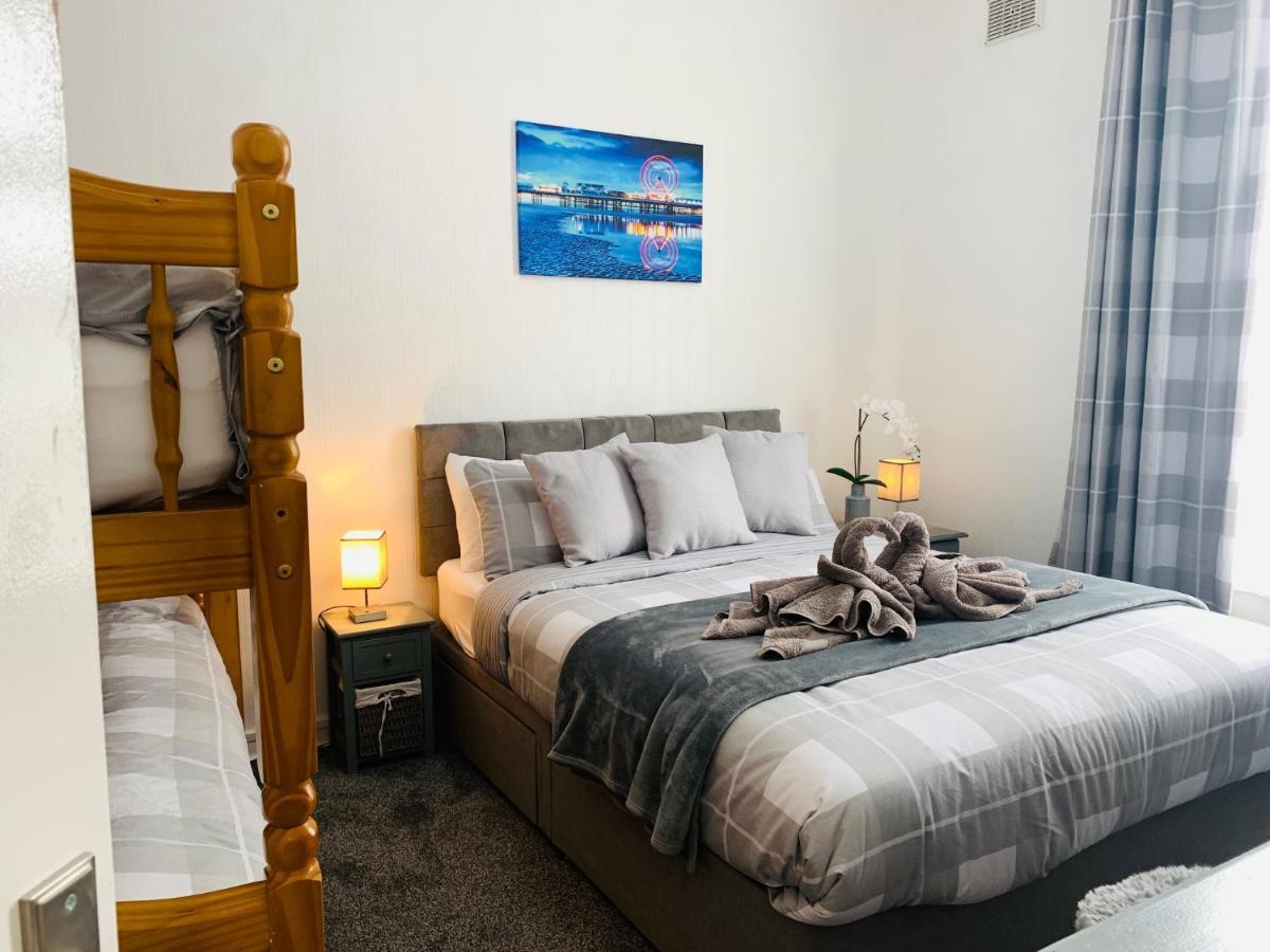 The Whitehouse Holiday Apartments Blackpool Bagian luar foto
