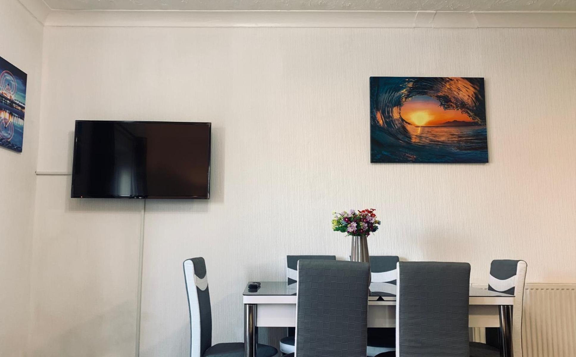 The Whitehouse Holiday Apartments Blackpool Bagian luar foto
